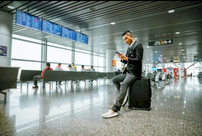 How Airport Concessions Can Win With Social Media Ads